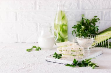 Yaz Aperatif üç kat sandviç maydanoz salatalık ve yoğurt sos ile