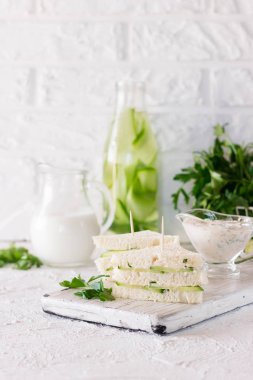 Yaz Aperatif üç kat sandviç maydanoz salatalık ve yoğurt sos ile