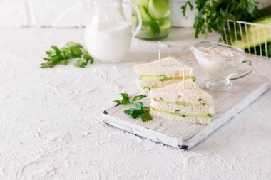 Yaz Aperatif üç kat sandviç maydanoz salatalık ve yoğurt sos ile