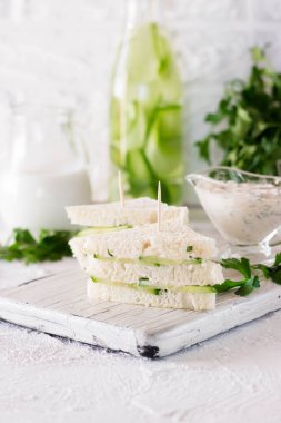 Yaz Aperatif üç kat sandviç maydanoz salatalık ve yoğurt sos ile