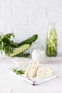 Yaz Aperatif üç kat sandviç maydanoz salatalık ve yoğurt sos ile