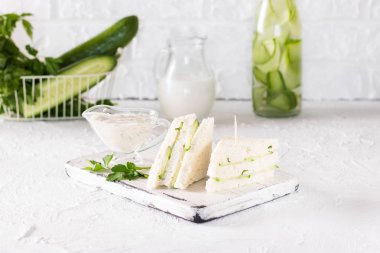 Yaz Aperatif üç kat sandviç maydanoz salatalık ve yoğurt sos ile