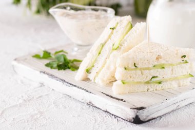 Yaz Aperatif üç kat sandviç maydanoz salatalık ve yoğurt sos ile