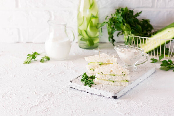 Летняя закуска трехслойный сэндвич с огурцом и йогуртом с петрушкой
