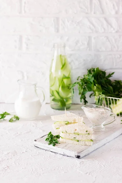 Lanche Verão Sanduíche Três Camadas Com Molho Pepino Iogurte Com — Fotografia de Stock