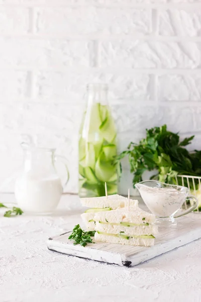 Snack Verano Sándwich Tres Capas Con Pepino Salsa Yogur Con — Foto de Stock