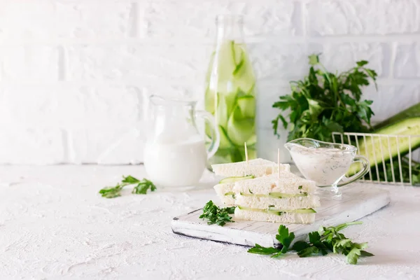 Yaz Aperatif üç kat sandviç maydanoz salatalık ve yoğurt sos ile