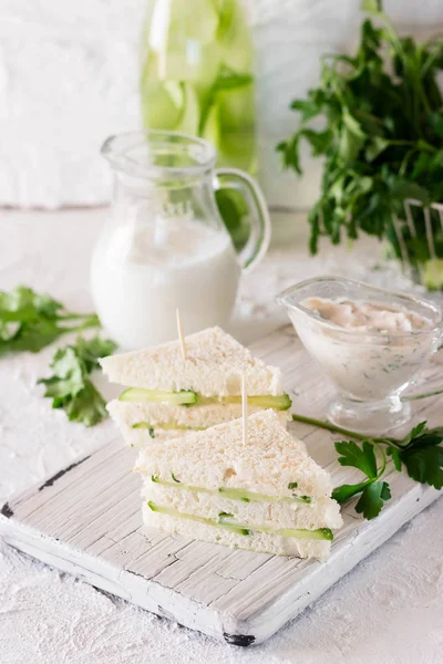 Yaz Aperatif üç kat sandviç maydanoz salatalık ve yoğurt sos ile
