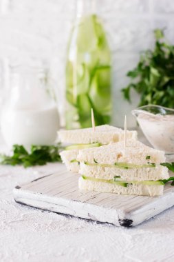 Yaz Aperatif üç kat sandviç maydanoz salatalık ve yoğurt sos ile