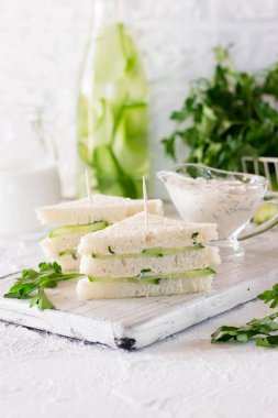 Yaz Aperatif üç kat sandviç maydanoz salatalık ve yoğurt sos ile