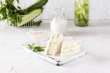 Yaz Aperatif üç kat sandviç maydanoz salatalık ve yoğurt sos ile