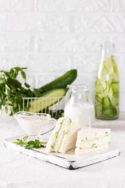 Yaz Aperatif üç kat sandviç maydanoz salatalık ve yoğurt sos ile