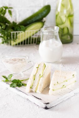 Yaz Aperatif üç kat sandviç maydanoz salatalık ve yoğurt sos ile