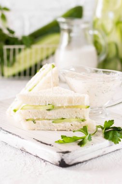 Yaz Aperatif üç kat sandviç maydanoz salatalık ve yoğurt sos ile