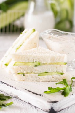 Yaz Aperatif üç kat sandviç maydanoz salatalık ve yoğurt sos ile