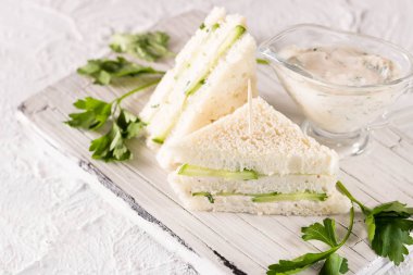 Yaz Aperatif üç kat sandviç maydanoz salatalık ve yoğurt sos ile