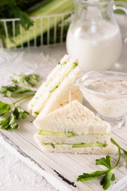 Yaz Aperatif üç kat sandviç maydanoz salatalık ve yoğurt sos ile