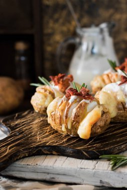 Meze pastırma ve taze yoğurt ile fırında patates