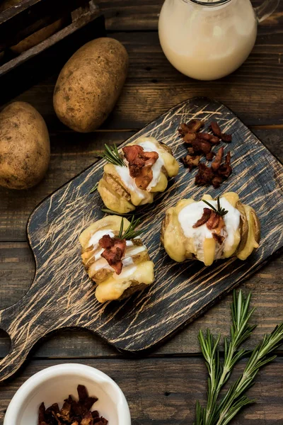 Amuse Van Gebakken Aardappels Met Spek Frisse Yoghurt — Stockfoto