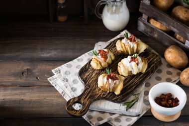 Meze pastırma ve taze yoğurt ile fırında patates