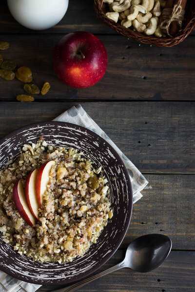 Гречневая каша с яблоками, изюмом и орехами кешью на завтрак
