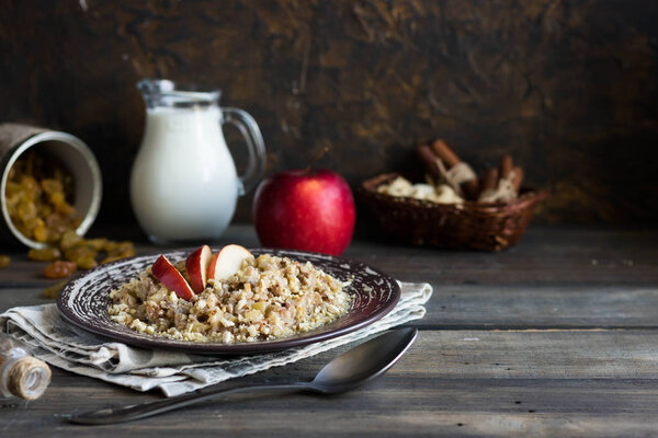 Гречневая каша с яблоками, изюмом и орехами кешью на завтрак
