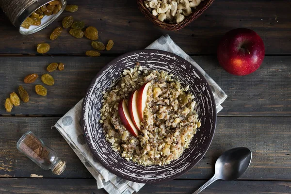 Porridge di grano saraceno con latte, mela, uva passa e anacardi — Foto Stock