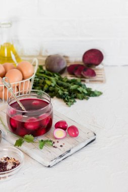 Paskalya için Marine pancar suyu bıldırcın yumurtası