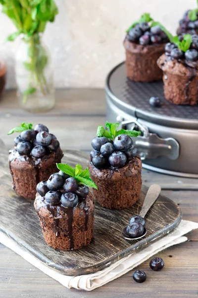 Muffins de chocolate com chocolate e mirtilos — Fotografia de Stock