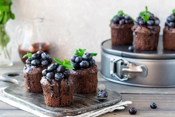 Čokoládové muffiny s čokoládou a borůvkami — Stock fotografie