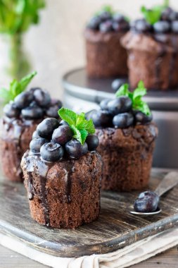 Çikolata ve yaban mersini ile çikolatalı kek