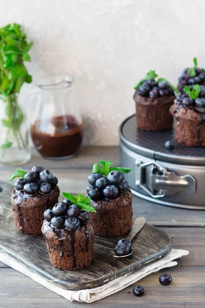 Čokoládové muffiny s čokoládou a borůvkami — Stock fotografie