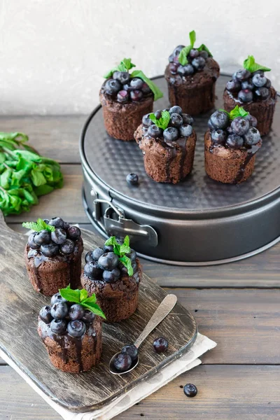 Muffins de chocolate com chocolate e mirtilos — Fotografia de Stock