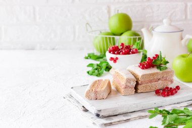 Şeker ve gluten olmadan Apple-Frenk üzümü Yapıştır