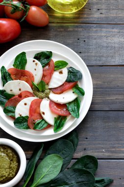 Pesto ve balsamik sirke ile Caprese salatası