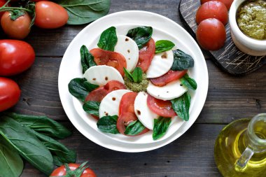Pesto ve balsamik sirke ile Caprese salatası