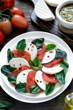 Pesto ve balsamik sirke ile Caprese salatası