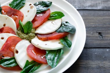 Pesto ve balsamik sirke ile Caprese salatası