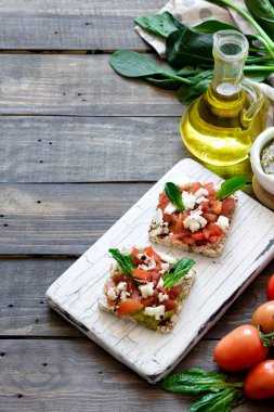 Tahıllı ekmek üzerinde pesto ve balsamik sirke ile Caprese salatası