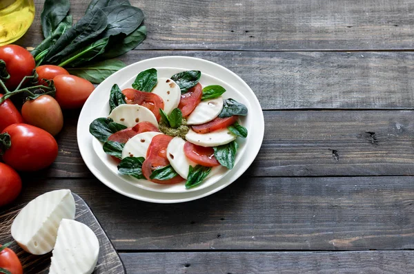 Caprese-Salat mit Pesto und Balsamico — Stockfoto