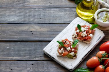 Tahıllı ekmek üzerinde pesto ve balsamik sirke ile Caprese salatası