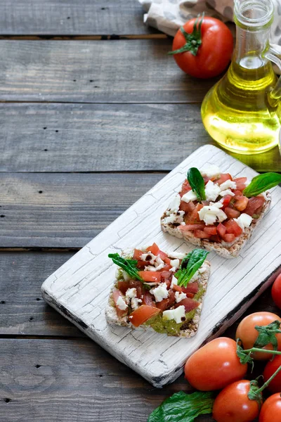 Caprese-Salat mit Pesto und Balsamico-Essig auf Mehrkornbrot — Stockfoto