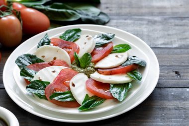 Pesto ve balsamik sirke ile Caprese salatası