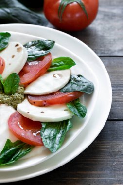 Pesto ve balsamik sirke ile Caprese salatası