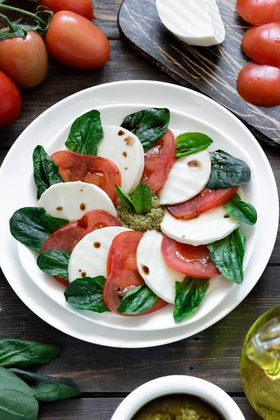 Insalata caprese con pesto e aceto balsamico — Foto Stock