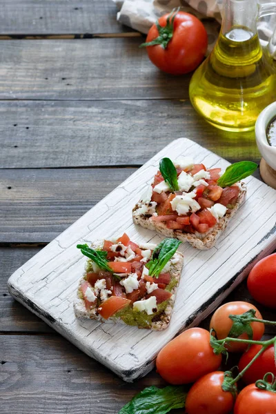 Caprese-Salat mit Pesto und Balsamico-Essig auf Mehrkornbrot — Stockfoto