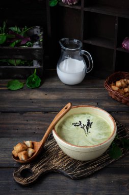 Koyu bir arka plan üzerinde ıspanak ile Kremçorba püresi