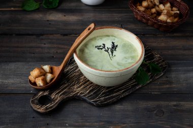 Koyu bir arka plan üzerinde ıspanak ile Kremçorba püresi