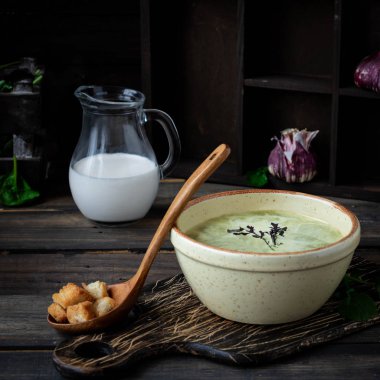 Koyu bir arka plan üzerinde ıspanak ile Kremçorba püresi