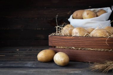 Saman Ahşap Kasada Organik Çiğ Patates